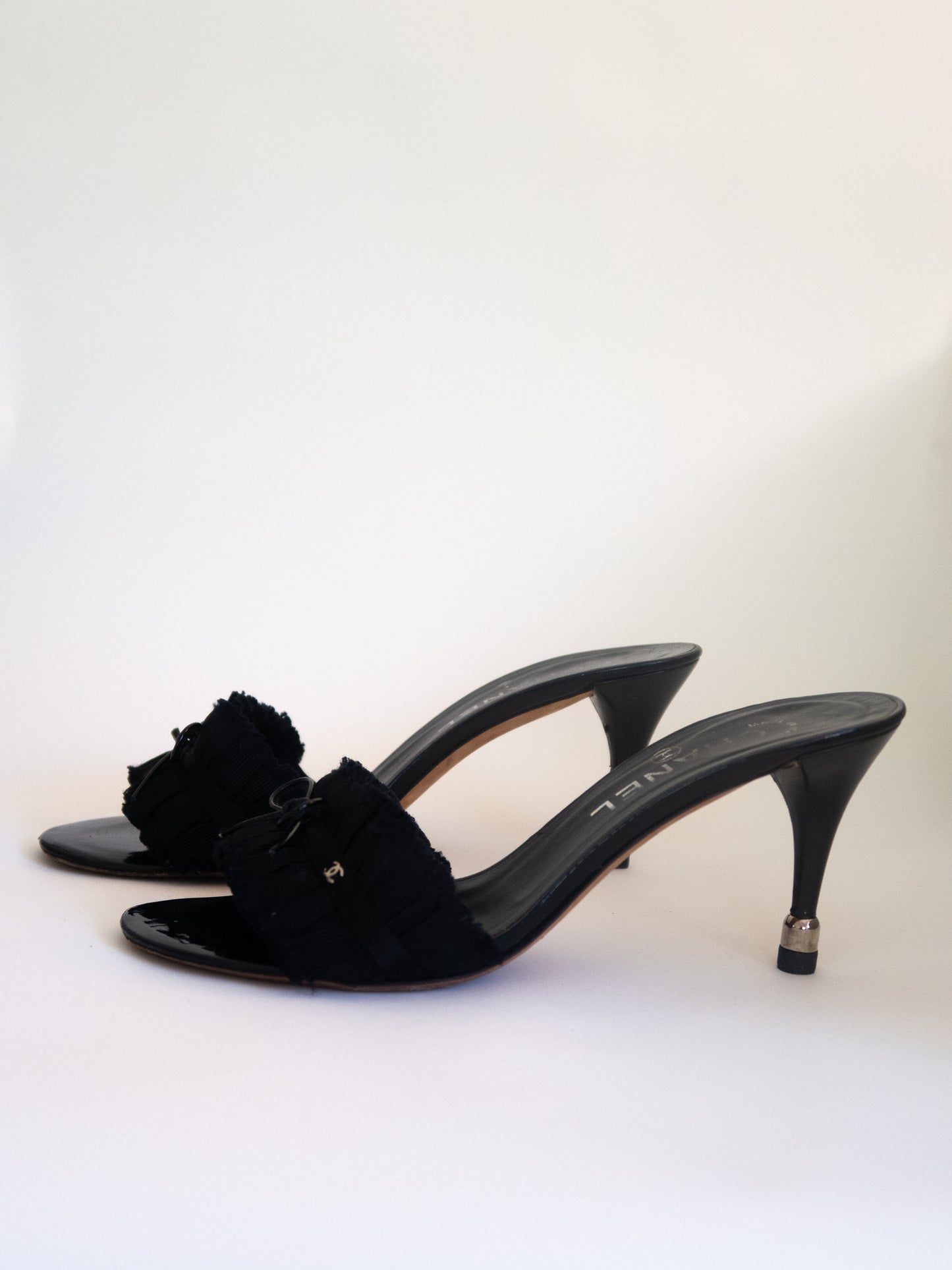 CHANEL 2012 Interlocking "CC" Ruffle Bow Slides (EU 37)