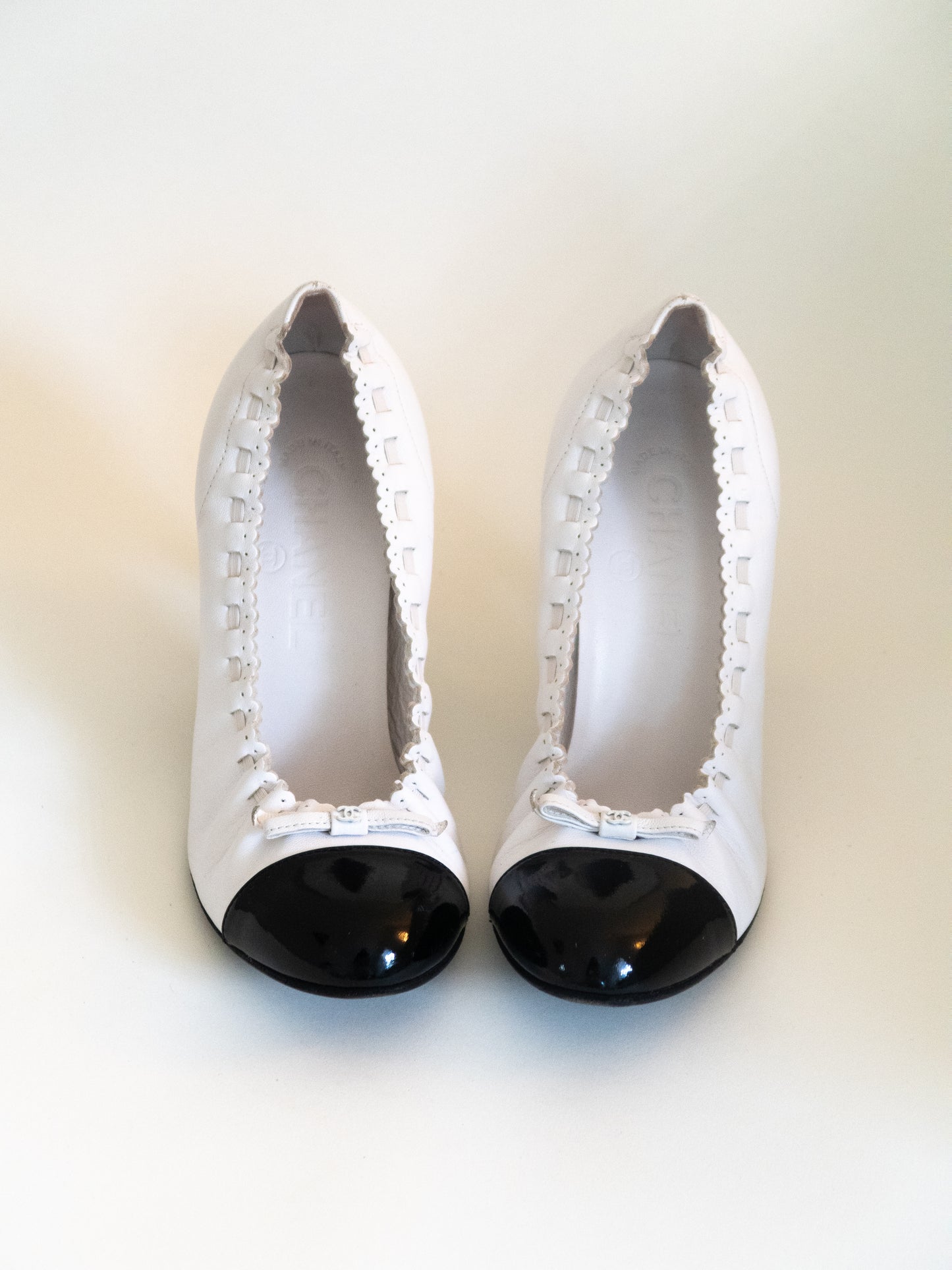 CHANEL Interlocking "CC" Logo White Calfskin Pumps (EU 36)