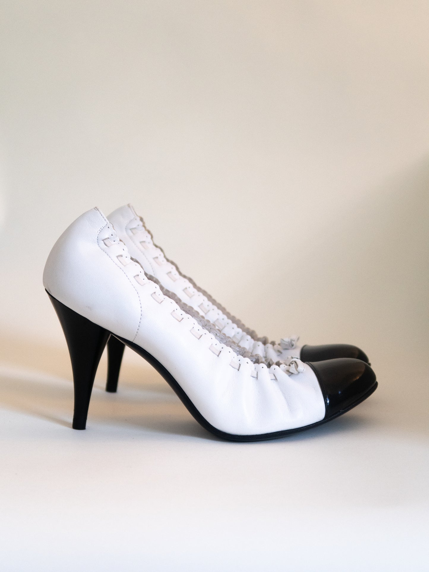 CHANEL Interlocking "CC" Logo White Calfskin Pumps (EU 36)